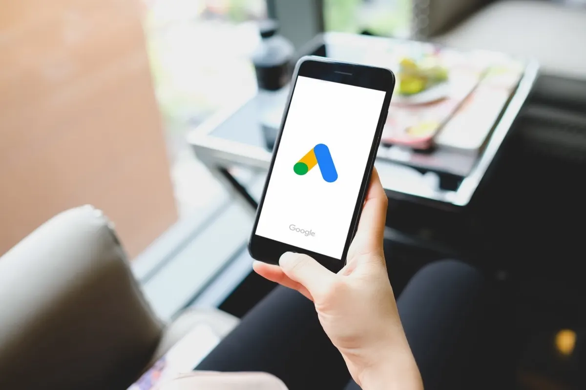 Persona abriendo la aplicación de Google Ads en un teléfono móvil