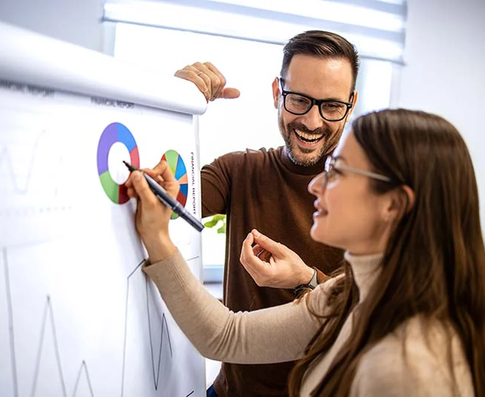 Equipo analizando resultados de una estrategia de marketing digital