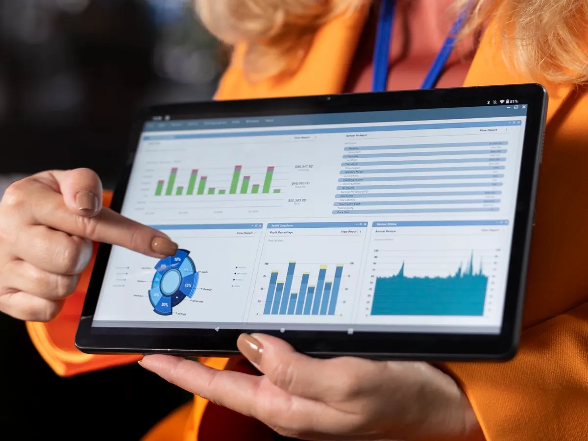 Profesional mostrando reportes de resultados en una tableta